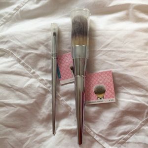 Set of 2 makeup brushes: eye & complexion brushes